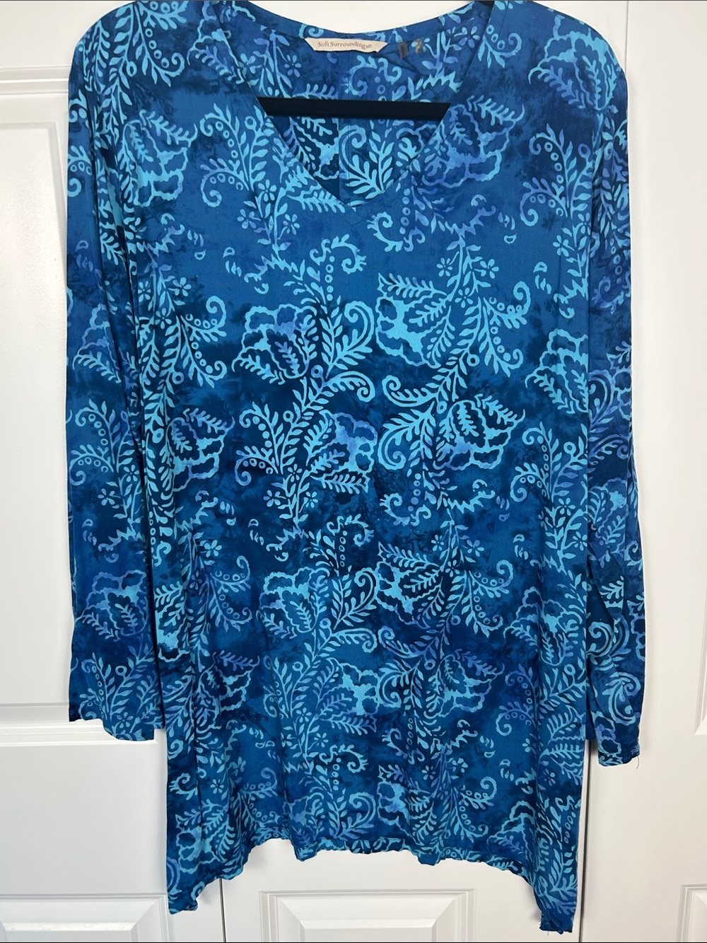 Soft Surroundings Teal and Navy Floral V-Neck Tunic Size Medium